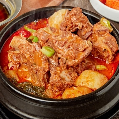 [2팩 구매 시 1팩 무료!] 돼지 등뼈가 가득! 푸짐한 얼큰 산더미 감자탕 1kg 