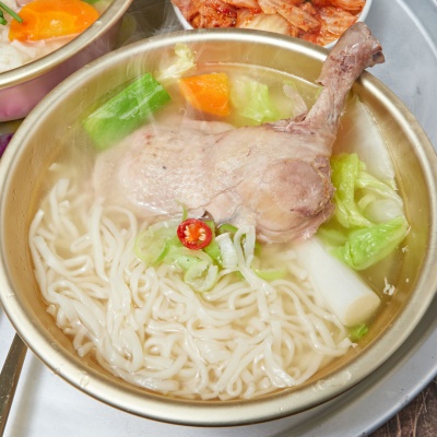 닭다리 하나가 통째로! 쫄깃한 생면 찐한 닭다리 칼국수