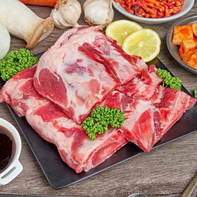 먹기 좋게 손질한 국내산 한돈 돼지 등갈비 쪽갈비
