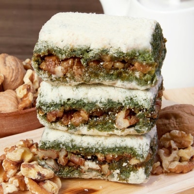 쑥향 가득 고소한 호두가 씹히는 쑥호두설기 1kg