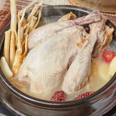 기력회복 으뜸! 피로회복에 좋은 홍삼 먹인 토종 삼계탕 800g