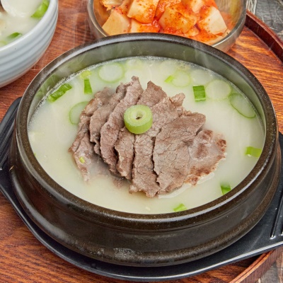 첨가물 없이 정성껏 고아 낸 100% 한우 사골곰탕