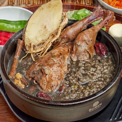 100% 국산 영계 한마리 통째로! 보양 간편식 흑마늘 독계탕