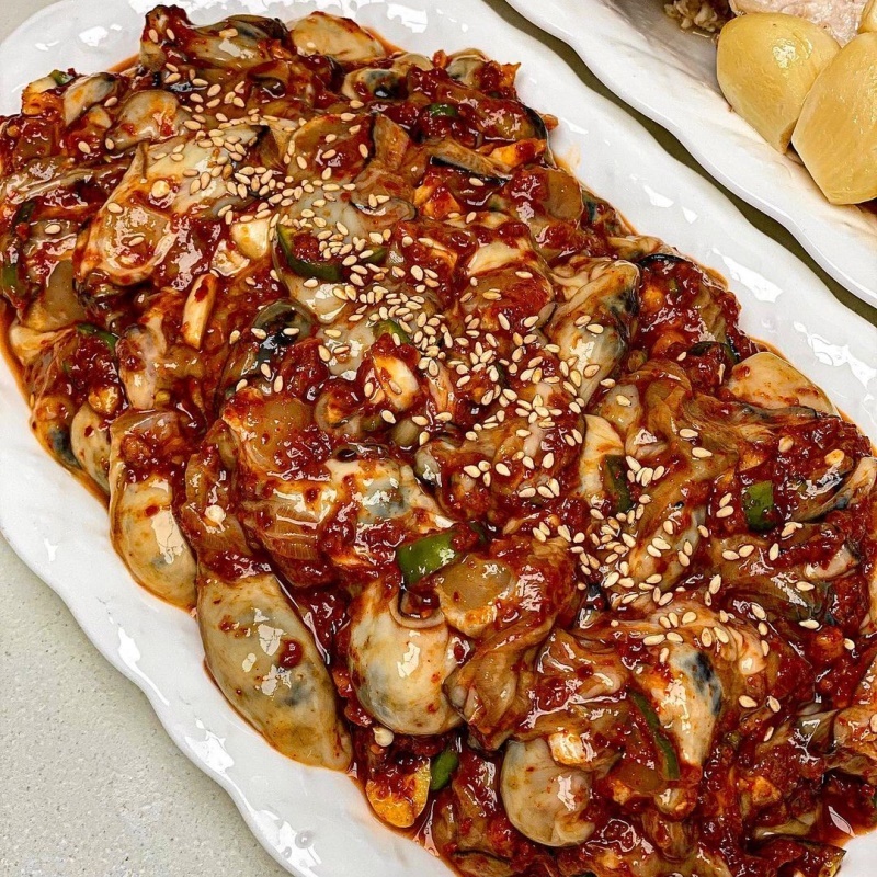[특가할인] 싱싱한 통영굴로 맛있게 버무린 탱글탱글한 생굴무침