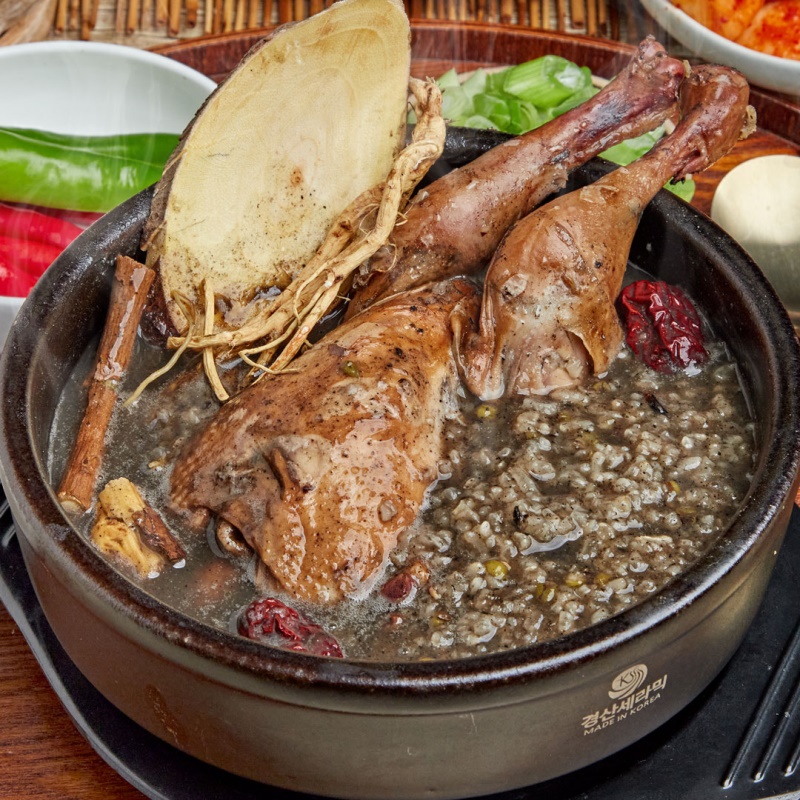 100% 국산 영계 한마리 통째로! 보양 간편식 흑마늘 독계탕 삼계탕